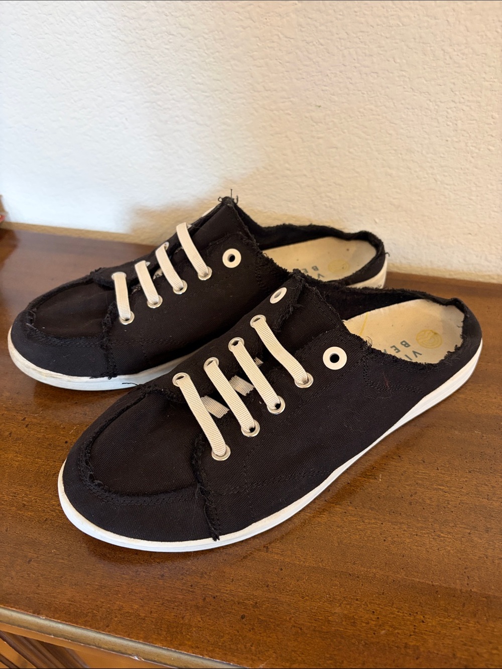 Vionic Beach Breeze Black Canvas Slip-On Mule Sneakers with White Laces 9.5